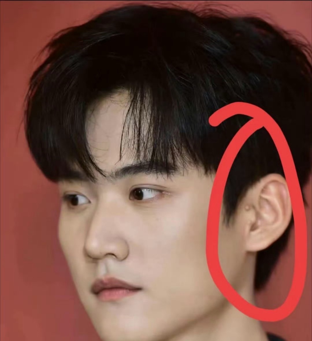 看“狙击蝴蝶”的时候，周柯宇的好多个镜头一闪而过，总觉得他耳朵上好像戴了些啥东西