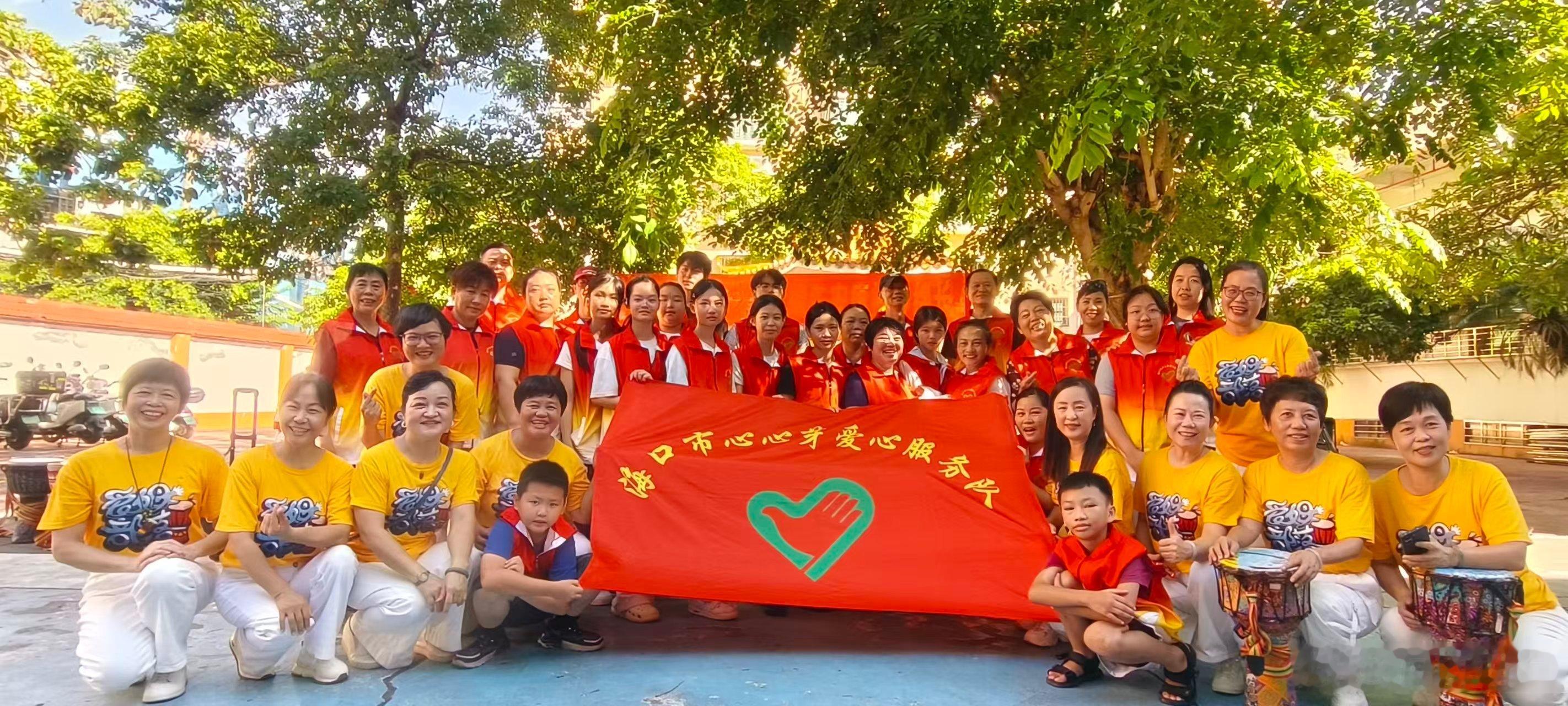 寻美海南 端午前夕，海口市心心芽爱心服务队陆续奔赴多家养老机构，开展7场敬老慰问