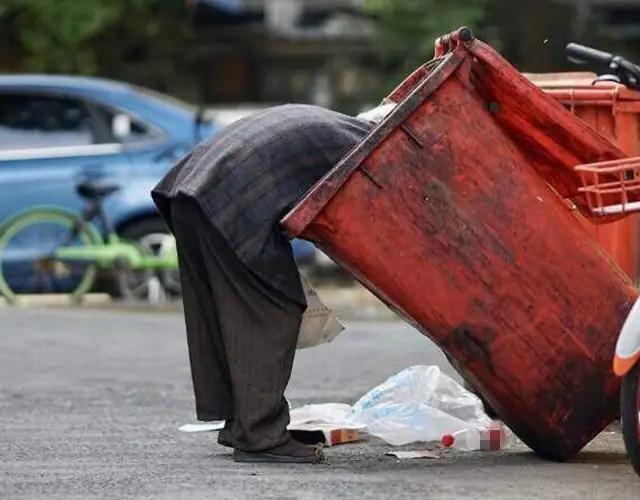 平安夜，美国还有很多人并不平安。

美国斩杀线是真的斩杀，一次车险上涨或感冒账单