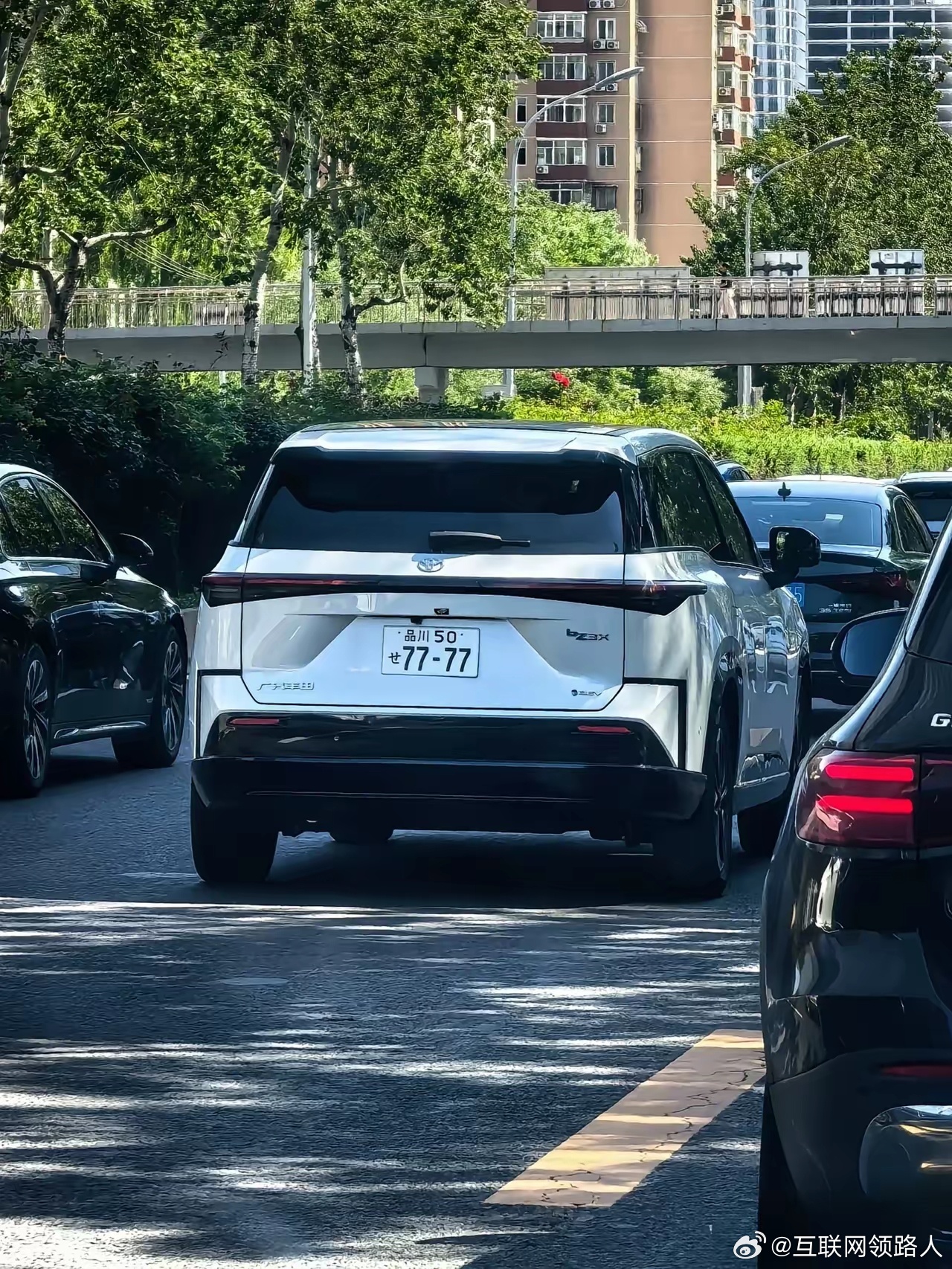 我可好奇了，上周我去北京出差，在三环主路上居然看到一辆挂着日文车牌的广汽丰田BZ