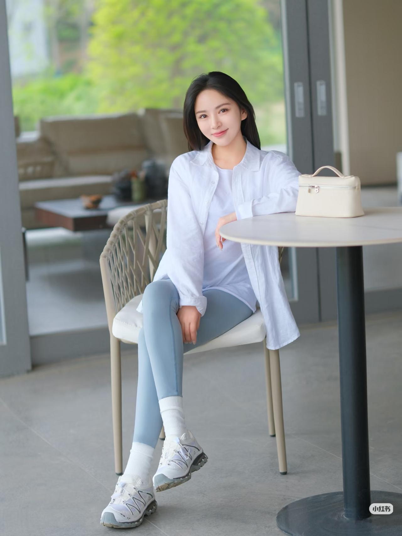 白衣飘飘，笑语盈盈。