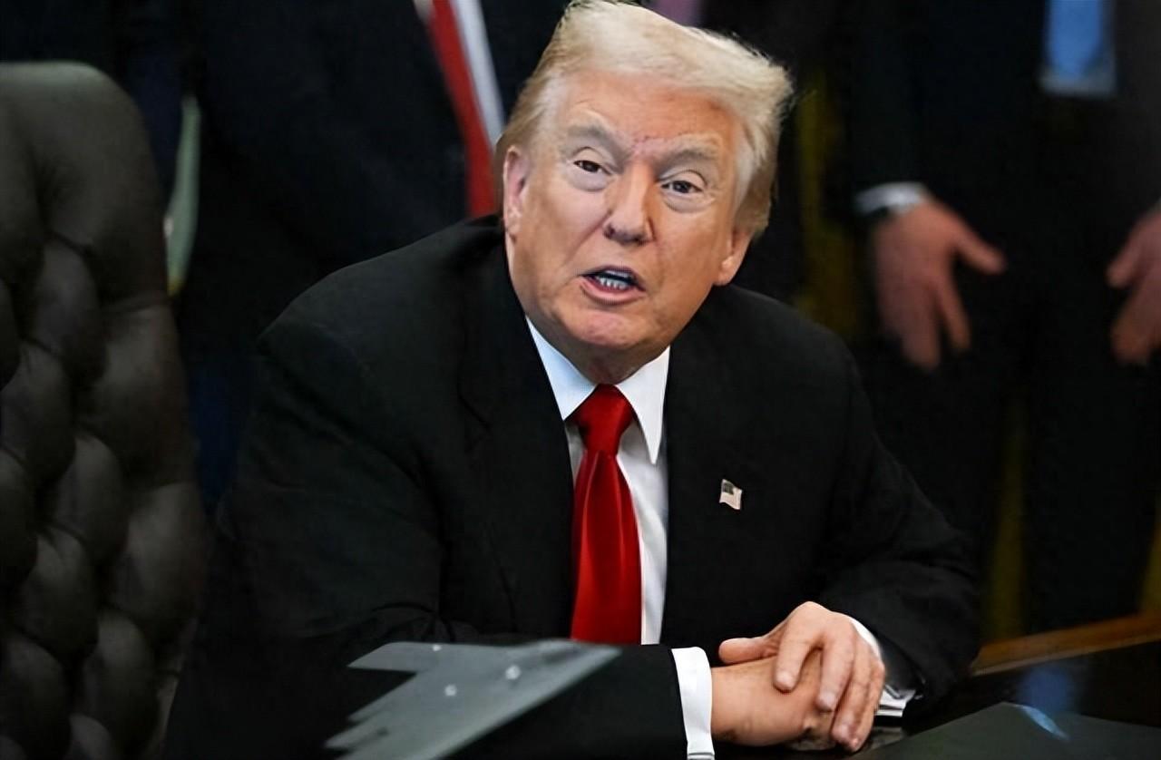 特朗普签署法案，美国政府终于“开门”了，白宫却宣告一个坏消息。

11月12日晚