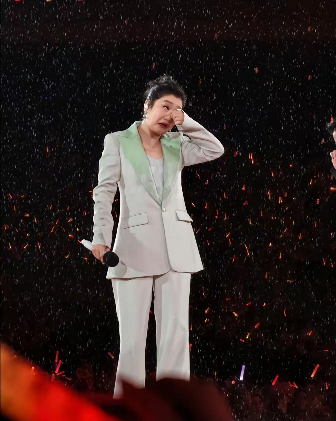 为什么凤凰传奇遇暴雨开唱，没人退票、没人中途离场？

答案根本不在系统和客服，全