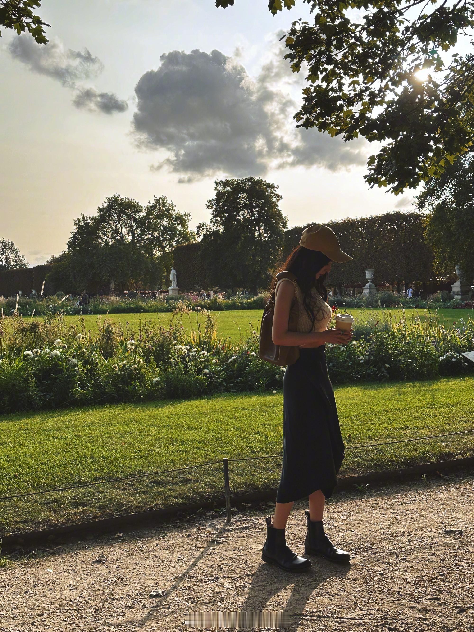 杨幂巴黎时装周私服街拍 