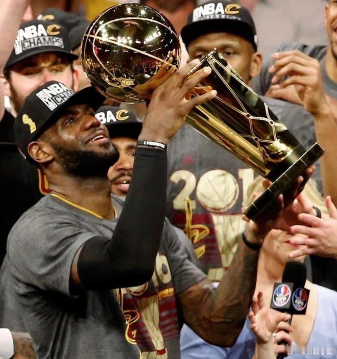 洛杉矶湖人克里夫兰骑士NBA点赞成金ESPN曝出了詹姆斯回归骑士队的可能性，生涯