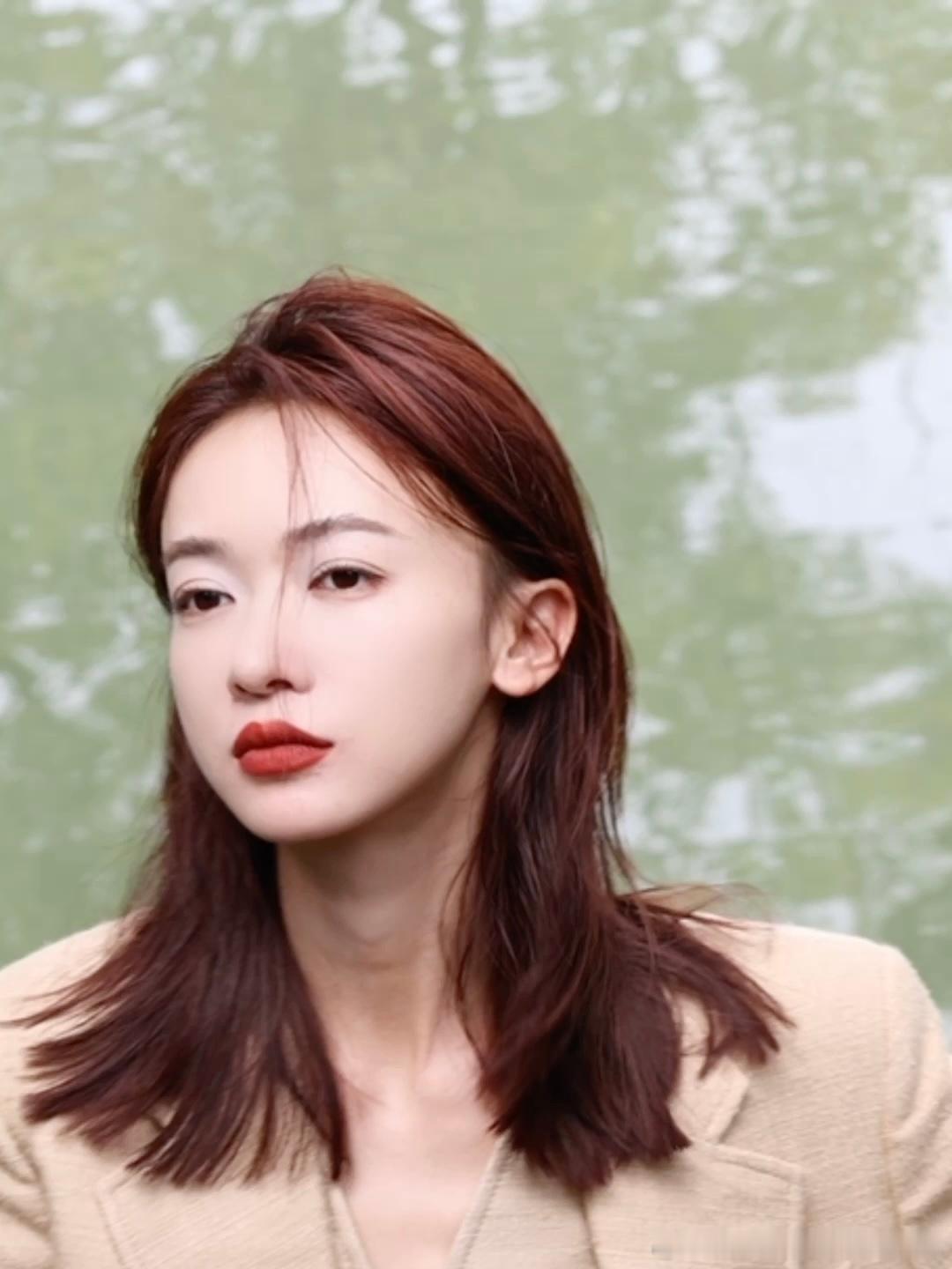 #吴谨言A甜姐感##吴谨言直角肩max#  吴谨言的身材是美的典范，A 甜的气质