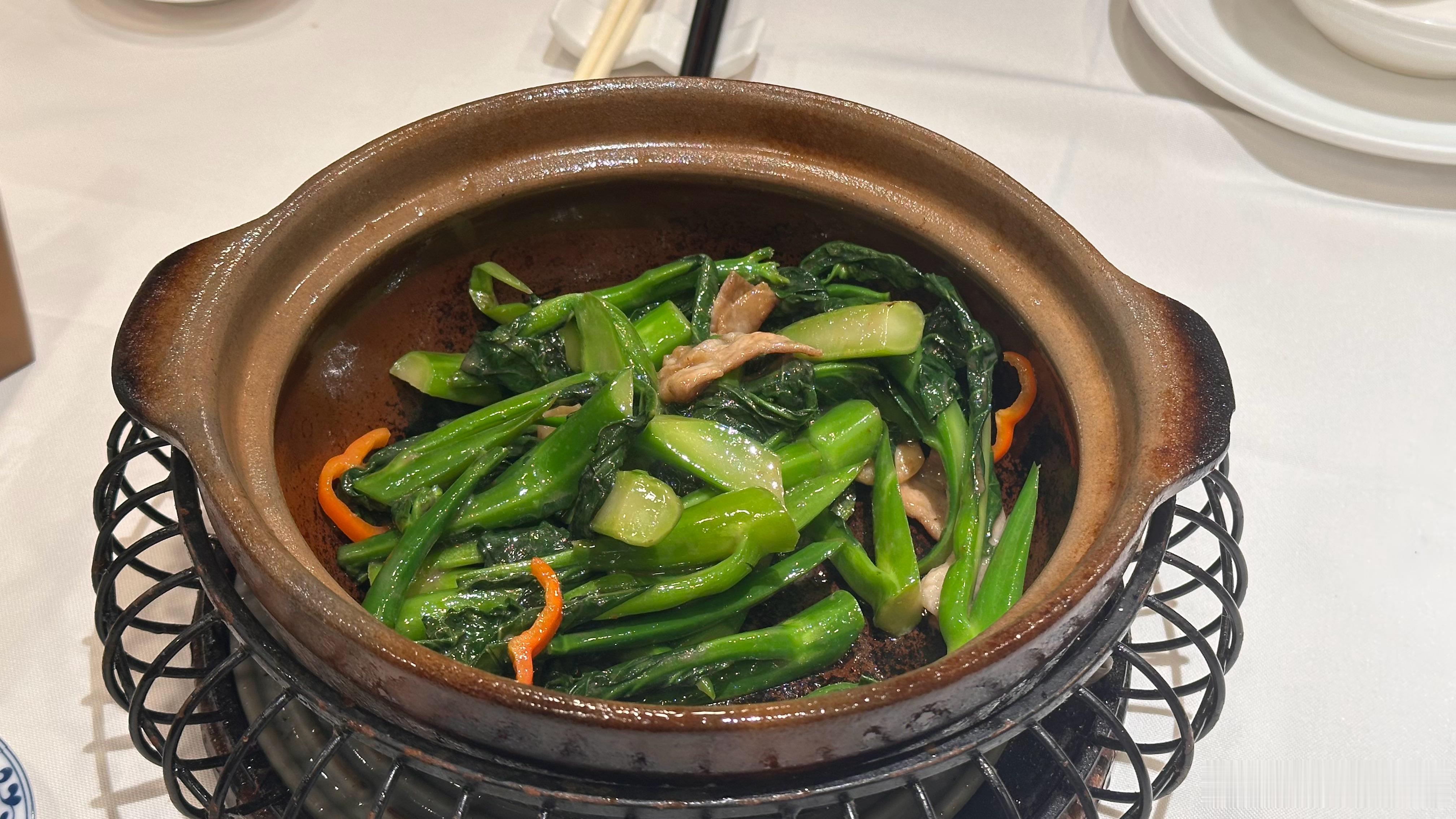 带着我妈在深圳狂吃各种大湾区特色。我：这个脆皖鱼是鱼吃蚕豆长大的。我妈：信你个鬼