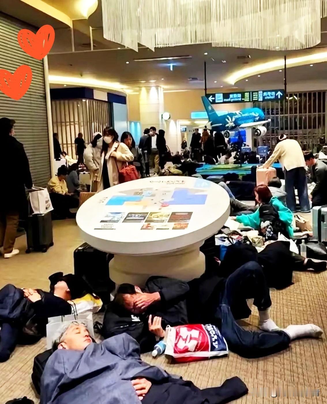刷到一个视频，几个人在日本机场被滞留了，他们在抱怨咱们国家。  

 这逻辑我真