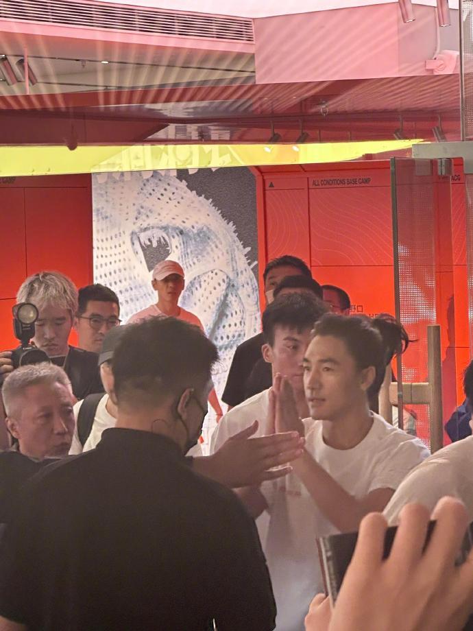 此沙前脚走后脚店里排长队此沙带货能力 完全被这真实热度震撼到！没有任何刻意造势，