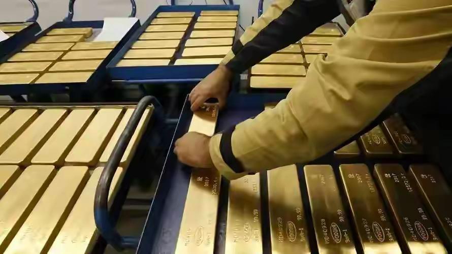 美国恐要赖账，中方运回102吨黄金，最大接盘国出现

当美国国债跨过40万亿美元