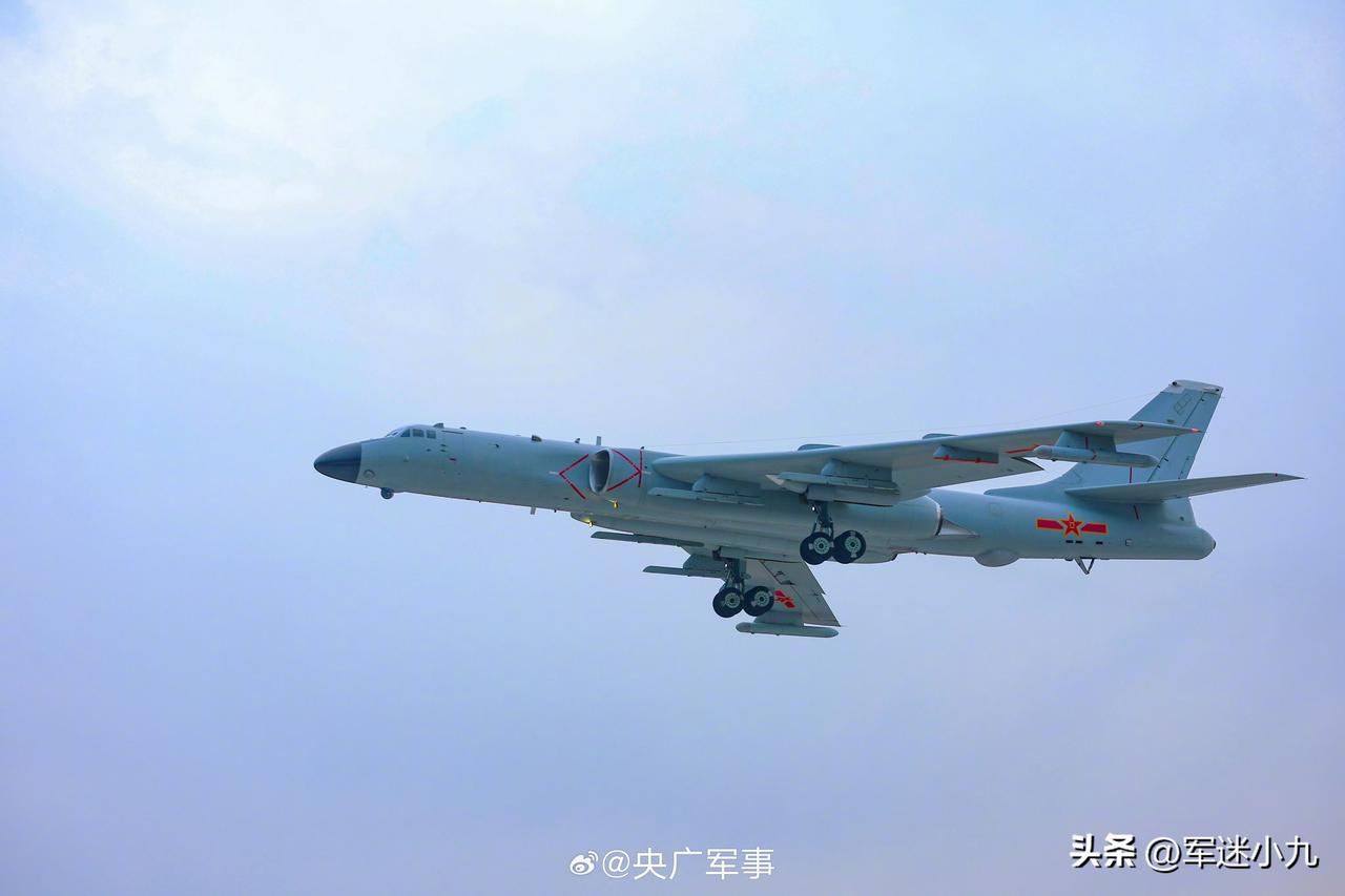 轰6J再次霸气亮相，确实看着太霸气了……

这应该是轰6J吧？
两翼翼下都有侦察