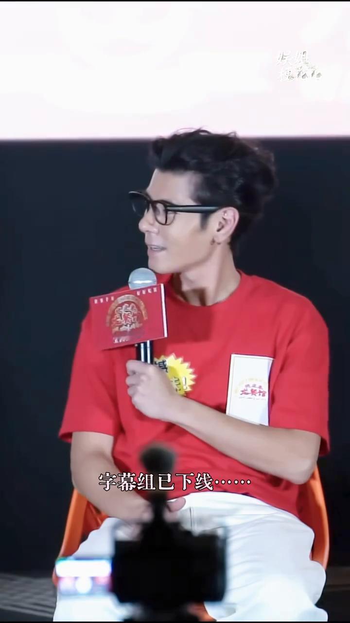 娱姐梗花花。
有的演员普通话还说不标准，蒋奇明已经各国语言切换自如了。
·欢迎来