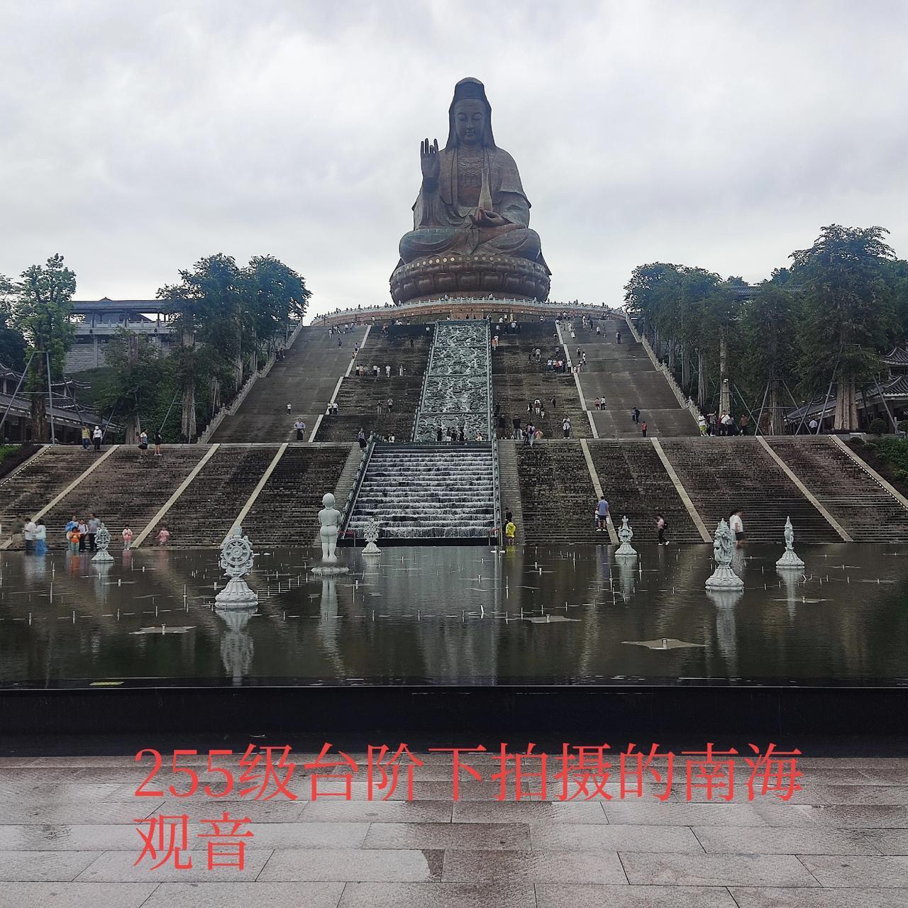 南海观音菩萨

脚登千级阶梯
打着雨伞来看您
您坐着平心静气
我弯腰行礼
把一生