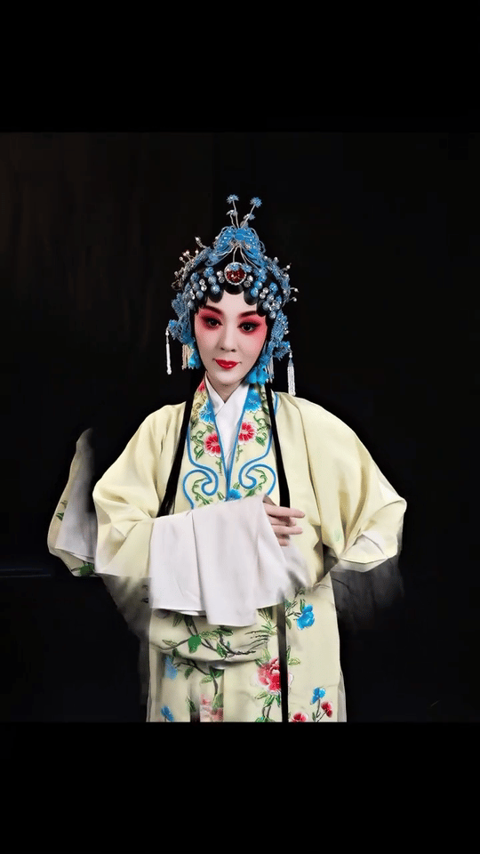 王晓晨虞姬扮相太美了王晓晨用戏腔给自己唱BGM那眼神里的柔情与决绝，那唱腔里的婉