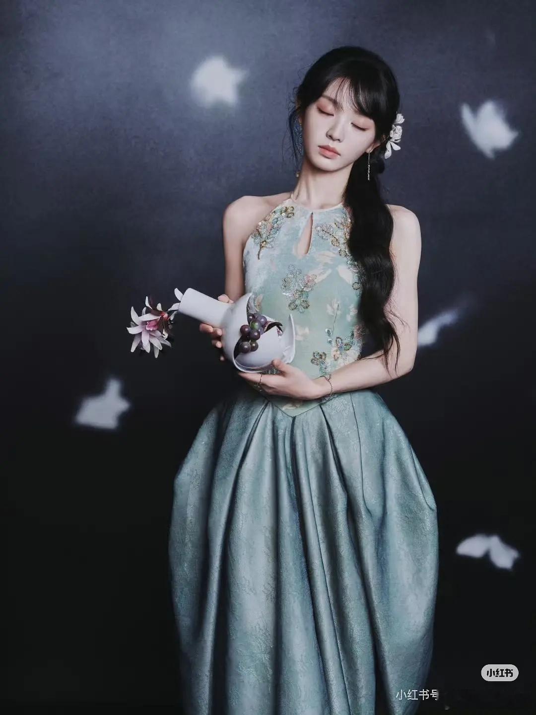 田曦薇这个比例更好看，但裙子颜色不适合她 