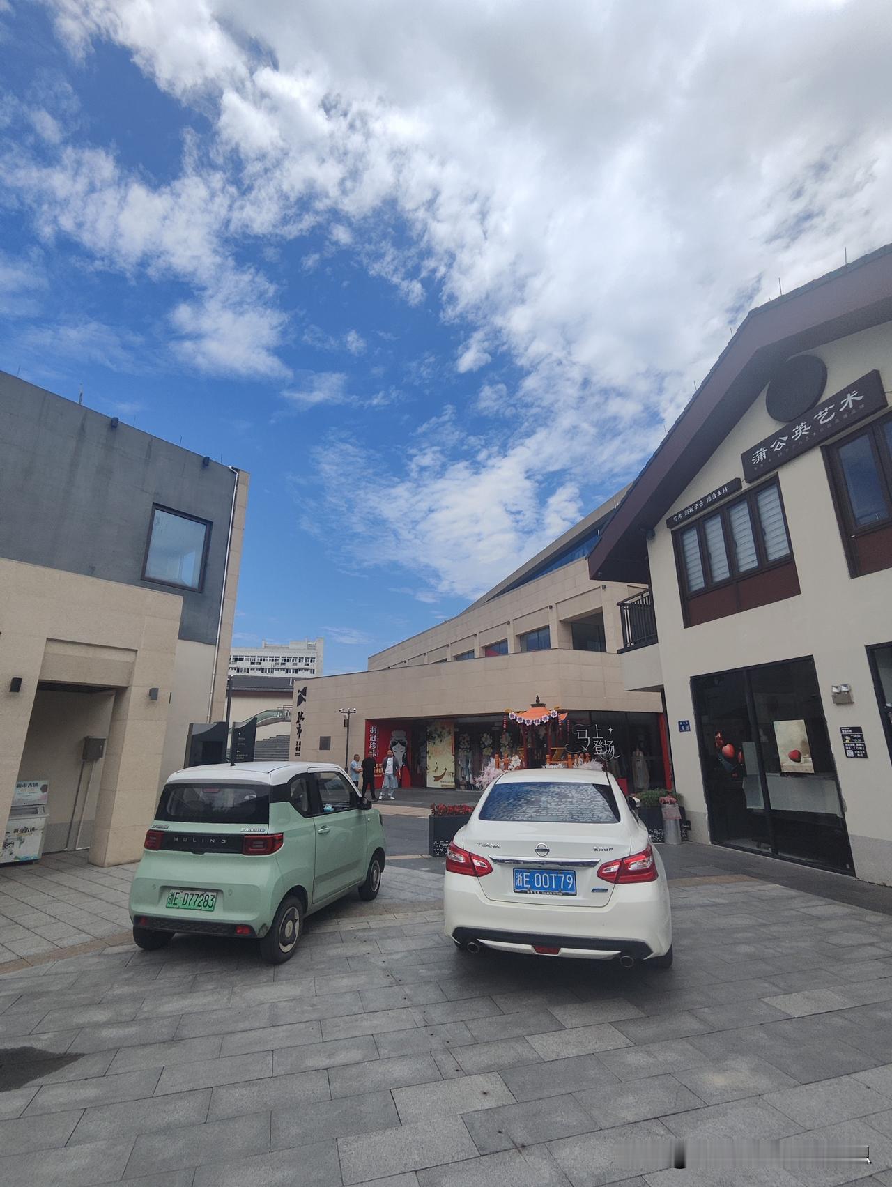 今天的天空
非常美
白云
蓝天
建筑
汽车
绝美随手拍天空 天空风景美照 随拍天