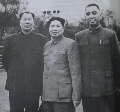 1964年10月，在北京西郊的一个操场上，两位身着将星制服的老兵并肩而立。检阅队