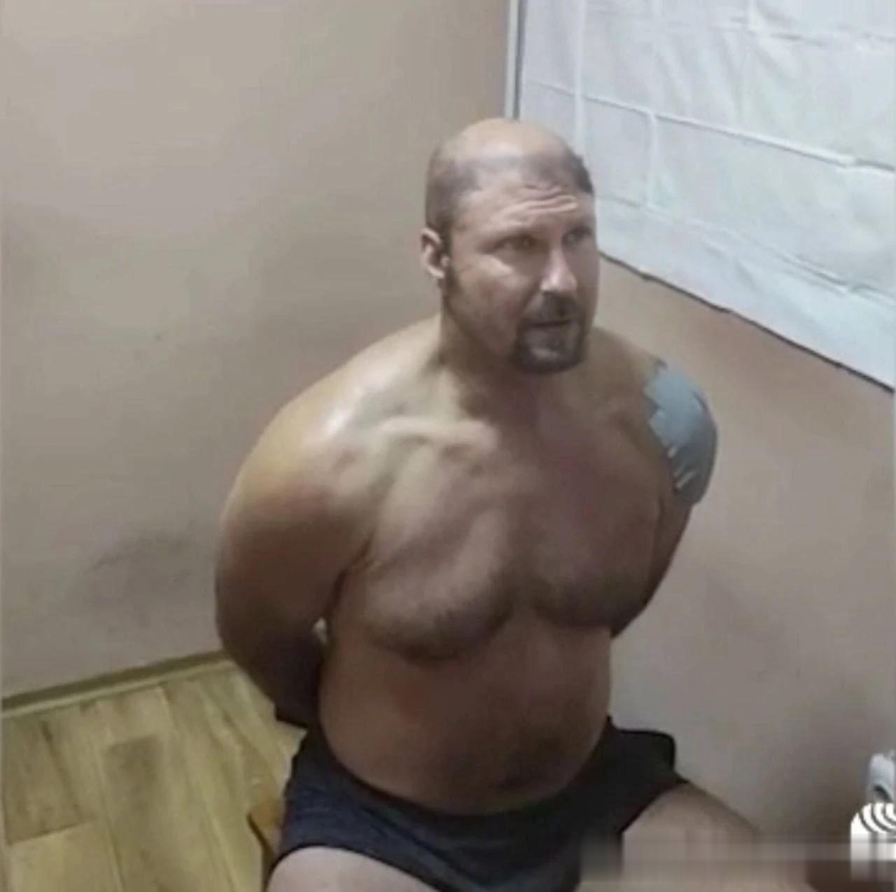 昨天，一名乌克兰特种兵在克里米亚被抓获，身板挺好的 ​​​，
他自称是上等兵，但
