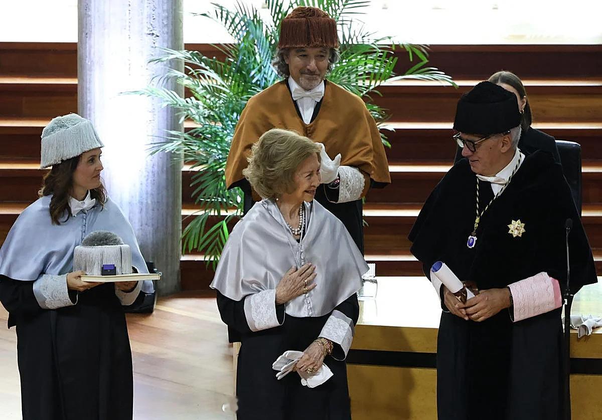 西班牙王室 2月20日，索菲亚王后出席拉斯帕尔马斯大学荣誉博士授予仪式。这个活动