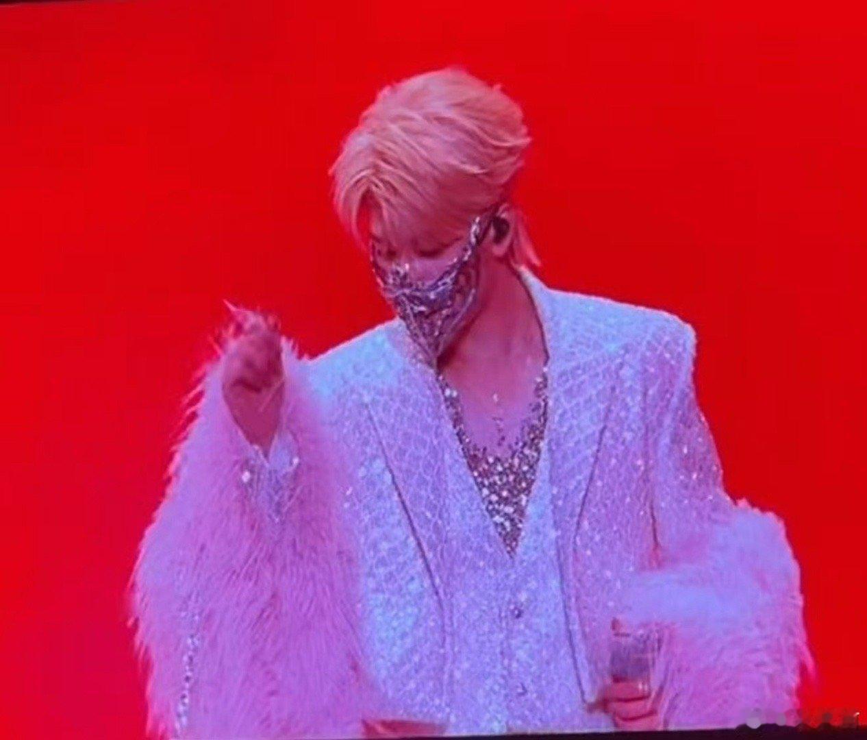 严浩翔半脸面具严浩翔solo舞台妆造严浩翔solo舞台妆造，半脸面具，