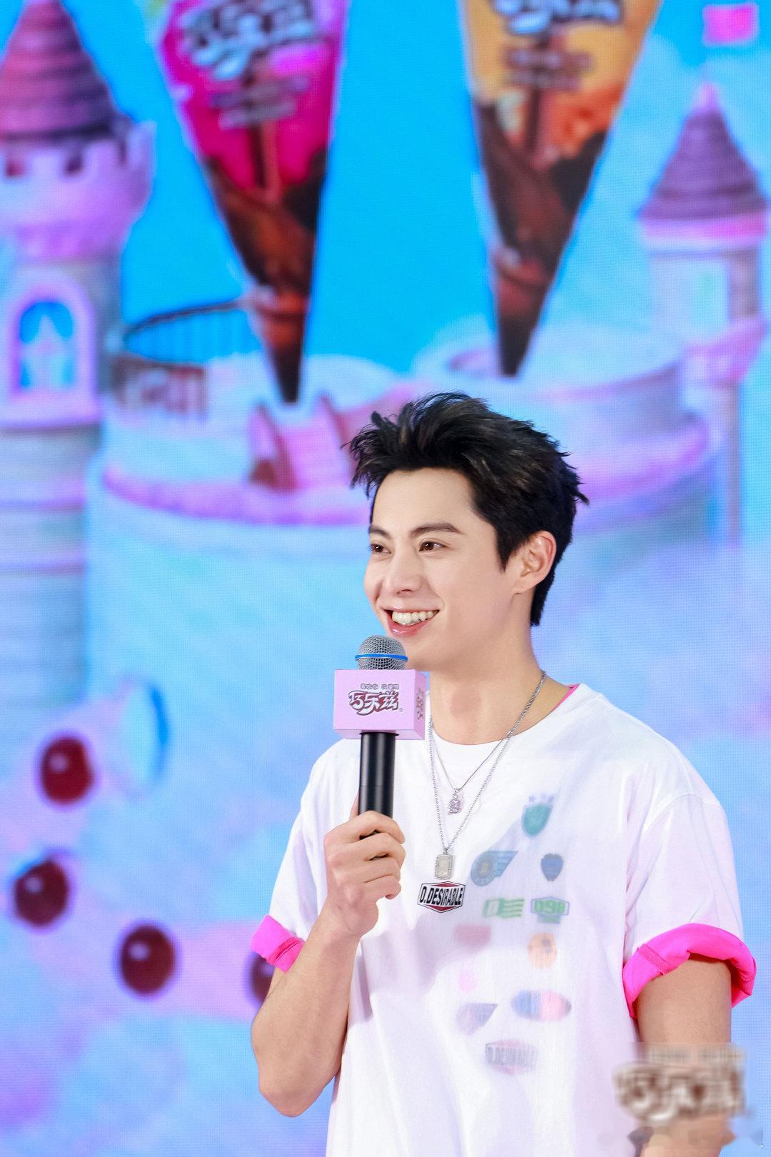 王鹤棣西安投喂巧乐兹脆筒 王鹤棣西安线下营业状态也太绝了！一登场就开启了全方位的