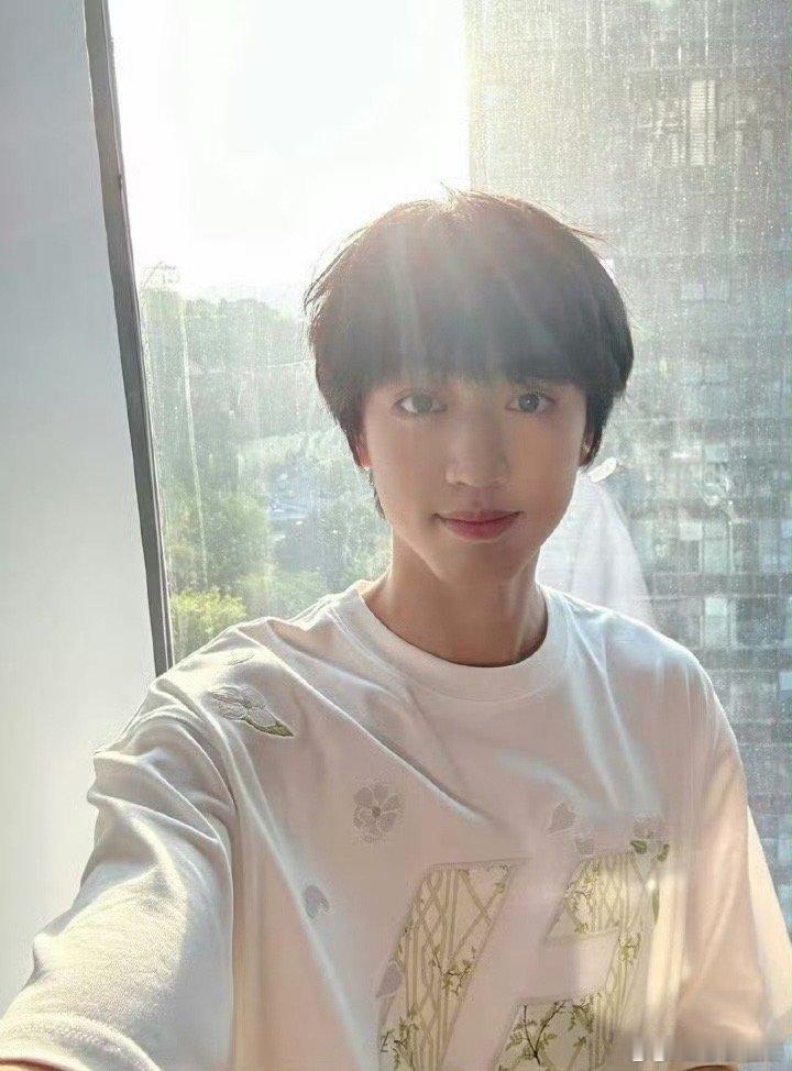 TF家族张桂源重庆话教学 张桂源在春晚教杨博文重庆话祝福，独特腔调瞬间点燃笑点，