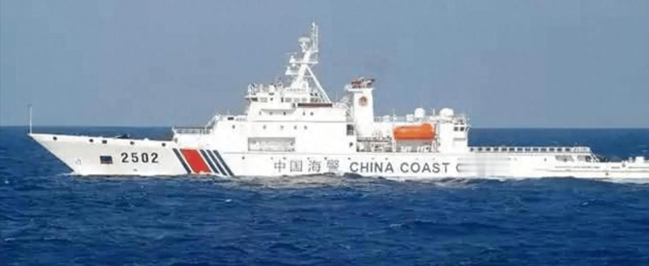 钓鱼岛海域又出事了，日本“鹤丸”号渔船大摇大摆非法闯入我国钓鱼岛领海，中国海警舰