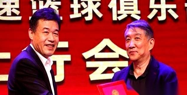 篮协给宫鲁鸣签的合同里，连赛事成绩要求都没写。
纸上白纸黑字只定下了服务期限。
