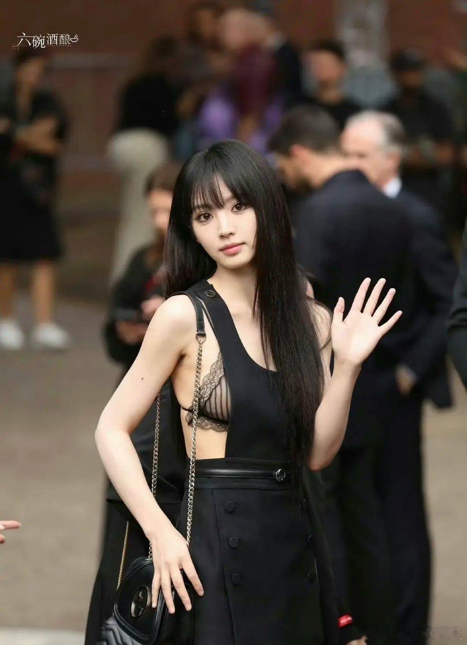 今年是很流行这样的穿搭吗，单依纯很田曦薇都在穿 ​​​