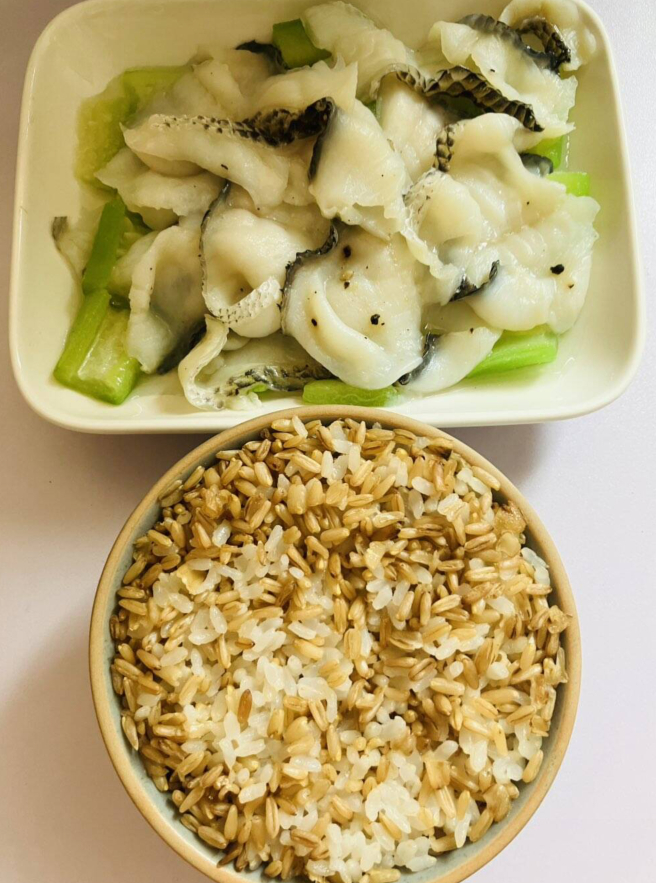 很生活的一个狗 还剩最后一袋之前买的免洗黑鱼片，切了点丝瓜做了个丝瓜蒸鱼片，用黑