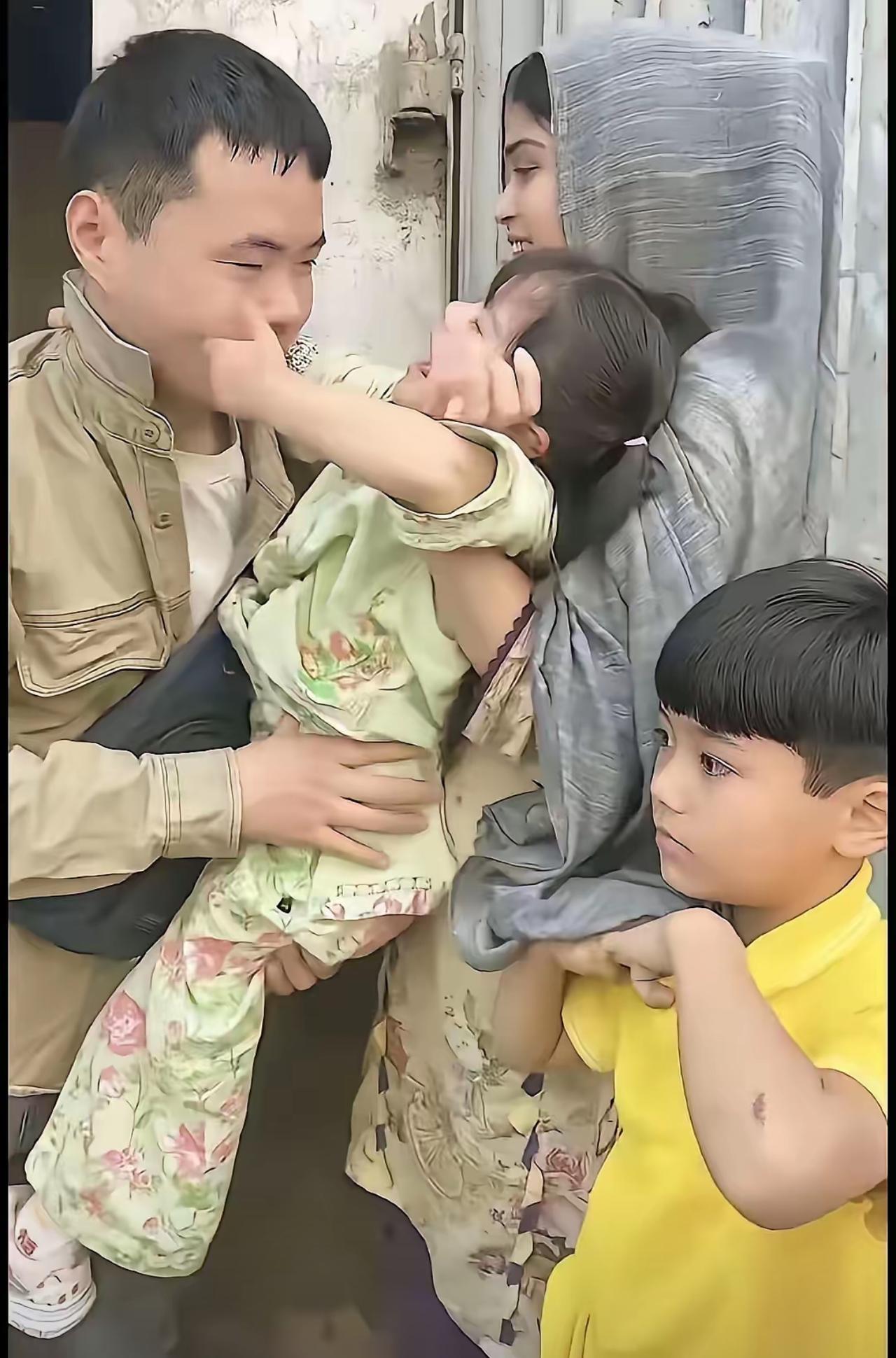 泪目。一位山东小伙，在巴基斯坦与当地一女子成婚，生下一儿一女。因突发变故，他打算