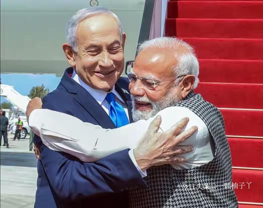 印度总理莫迪近期访问以色列，收获全套最高规格礼遇，堪称“外交顶流待遇”。刚下飞机
