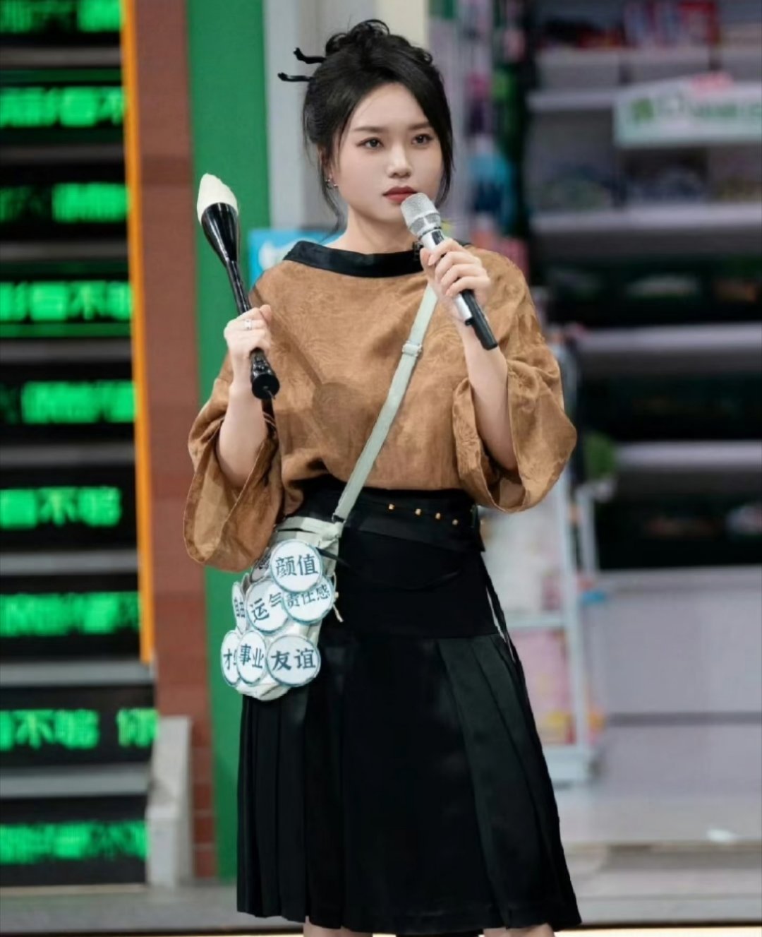 李雪琴怎么瘦成这样了，感觉和前段时间差别好大，完全认不出来… ​​​