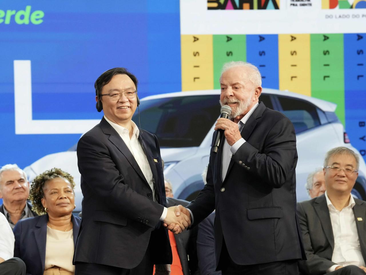 凭借科技创新和实力出圈，小迪的新能源汽车在国内一路领跑，海外市场也迅速扩张，比亚