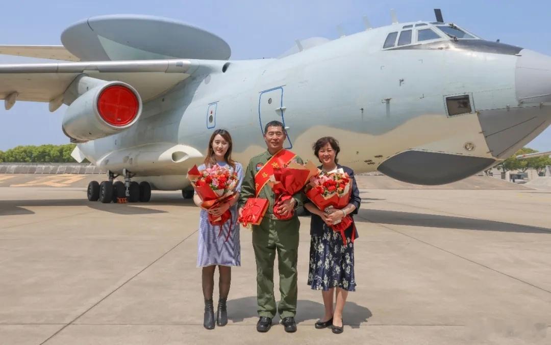 空警2000三名老飞举行停飞仪式……就看空警3000何时入列服役 