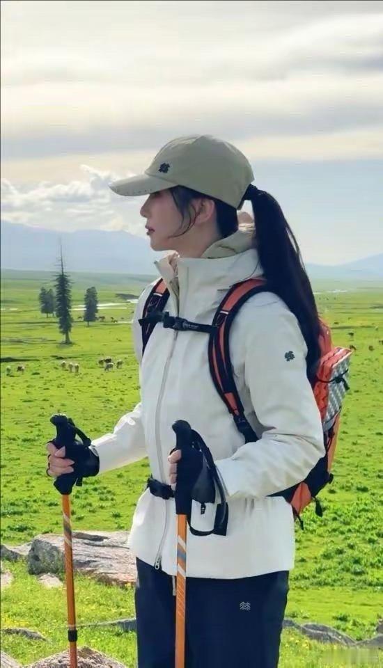 刘诗诗穿全套登山装飒爽帅气 扎高马尾侧颜能打 ​​​