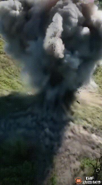 无人机扔手雷，引爆三枚反坦克地雷，这无人机操作手也是绝了，佩服佩服  