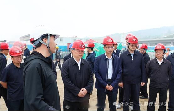 高铁头条【云南省副省长调研渝昆高铁昭通隧道】昭通发布消息：6月15日，云南省人民