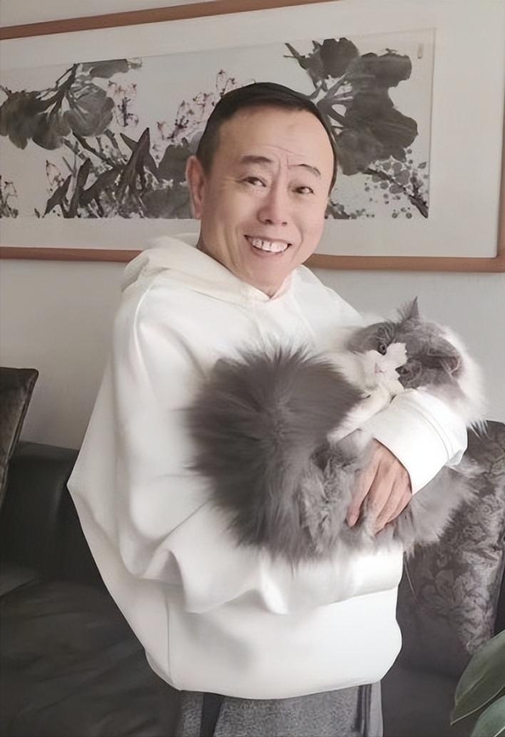 [微风]1998年，潘长江看中了北京一套紧临长安街的房子，一共266平方米，一进