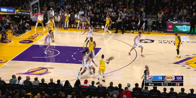 #NBA# 拉塞尔究极难度连进3个三分直接打花 詹姆斯&众多队友献上大拥抱