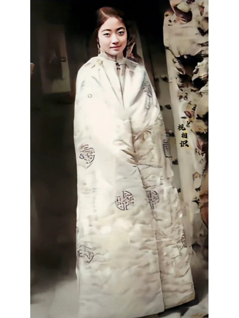“末代皇后”婉容大婚前的留影，她的名字来源于曹植《洛神赋》里“翩若惊鸿...