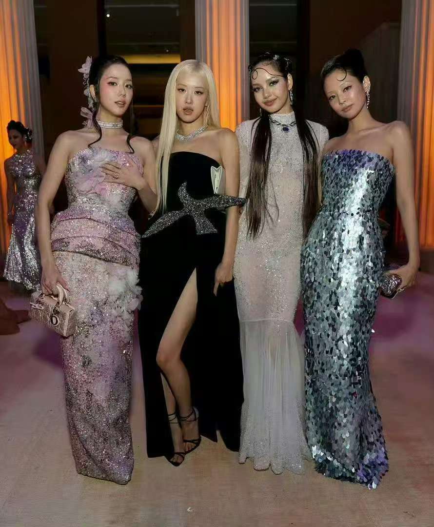BLACKPINK在MetGala同框合照BLACKPINK在MetGala同框