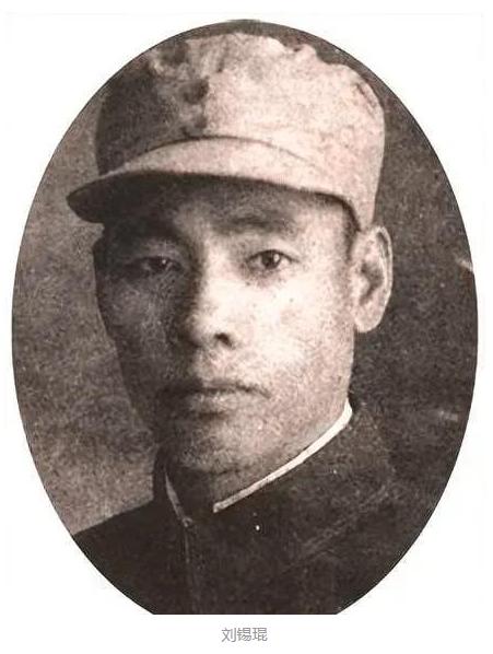 1939年，侦察英雄刘锡锟化装成商人侦察后，返回根据地时，突然遭遇大队日军。躲闪