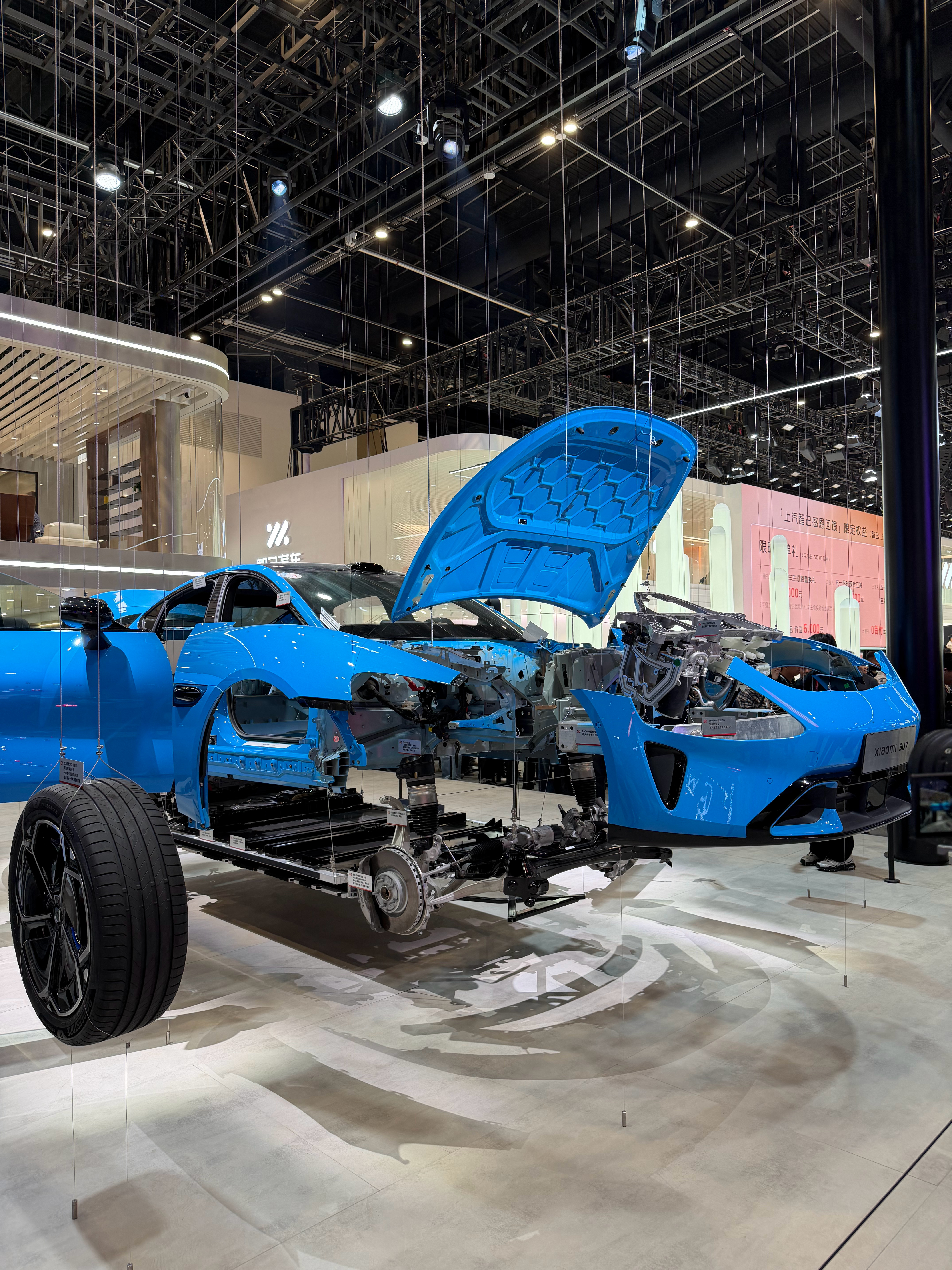 国际惯例，来了北京车展先去小米汽车展台领个车模，这次是深蓝色的