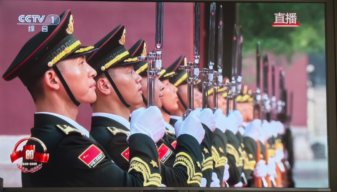 九三阅兵 职业病 犯了，直播机位超过170个，仅仅红毯环节就七个以上。 ​​​
