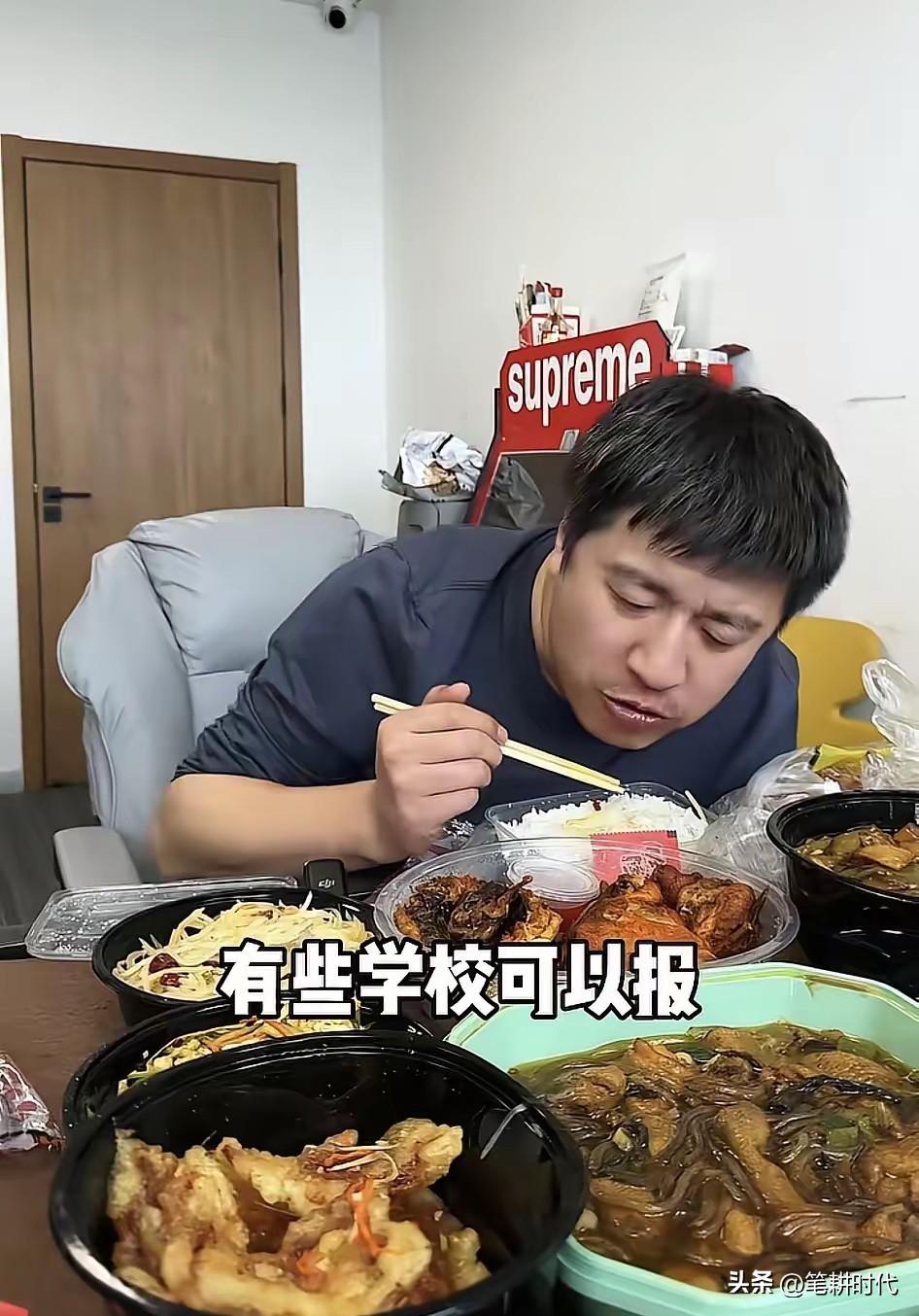 张雪峰去世前，最后一个视频，他一边吃饭一边聊报考，一桌子外卖，不过好歹都是家乡菜