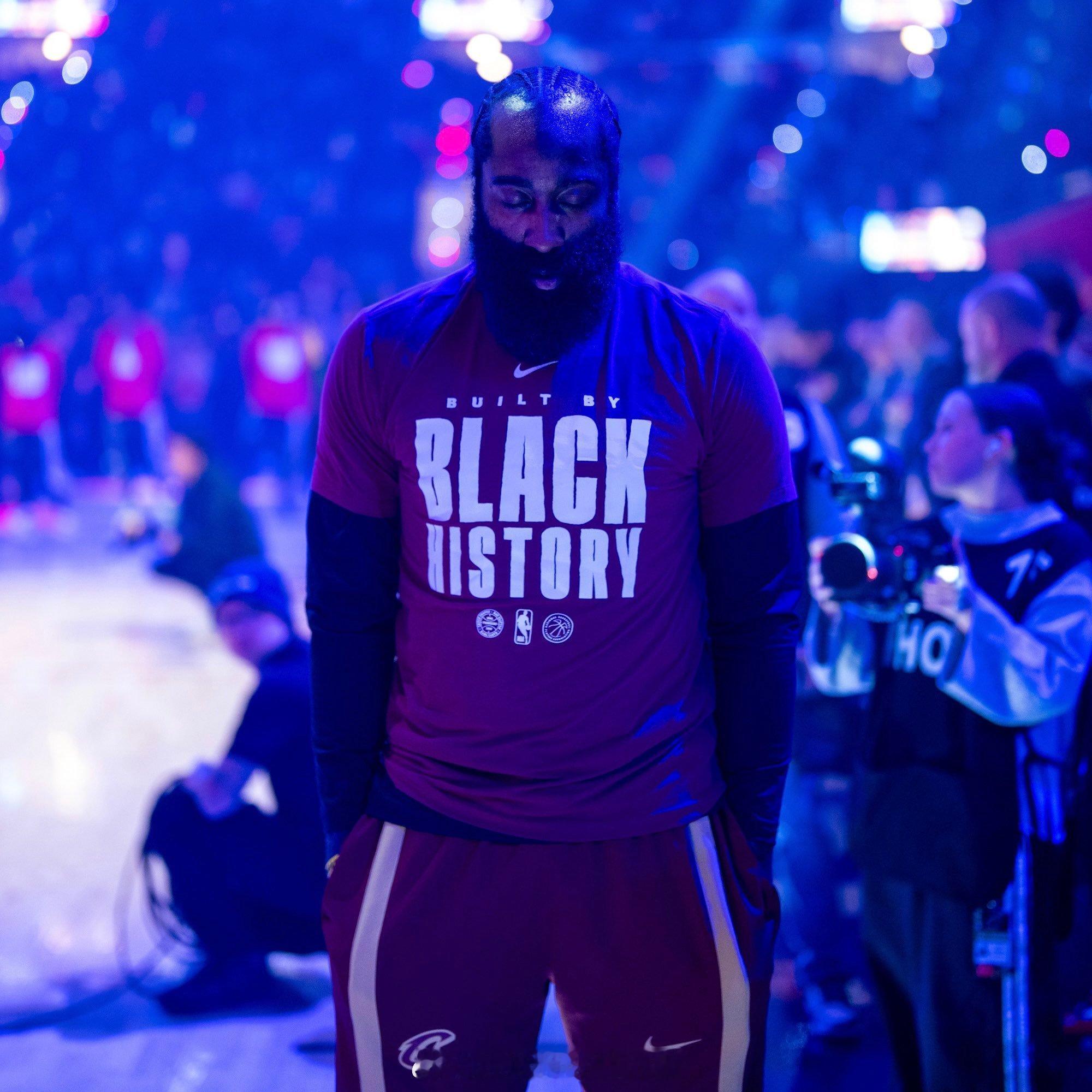 Shams：哈登右手拇指骨折不需要手术，他计划带伤上阵。哈登周四能否出战仍存疑。