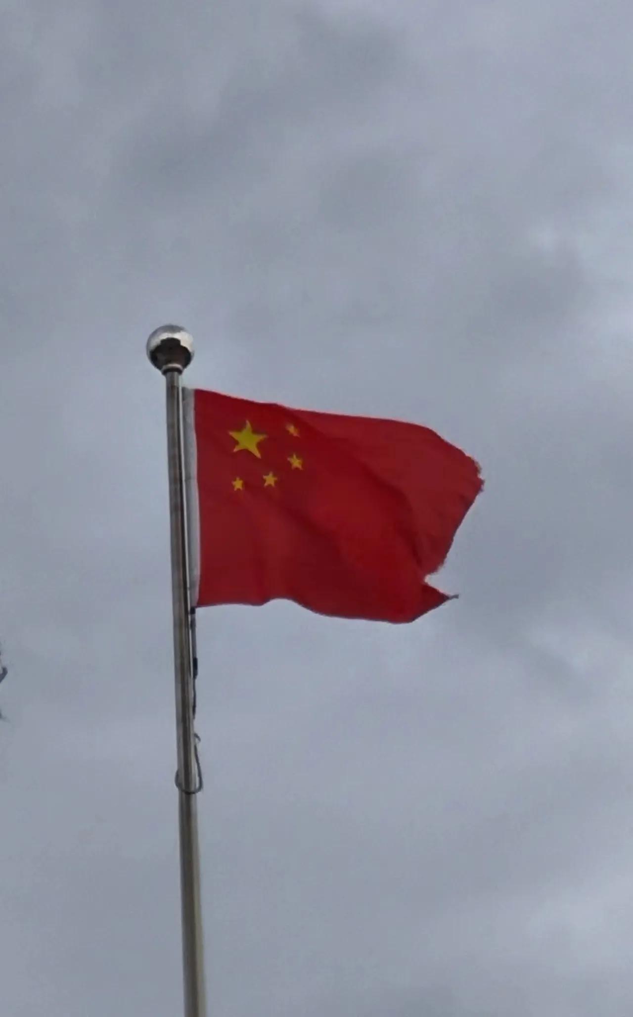 ！国企大门前的国旗，竟无人关注？谁敢相信，巡视组对此视而不见，这简直就是对国家尊