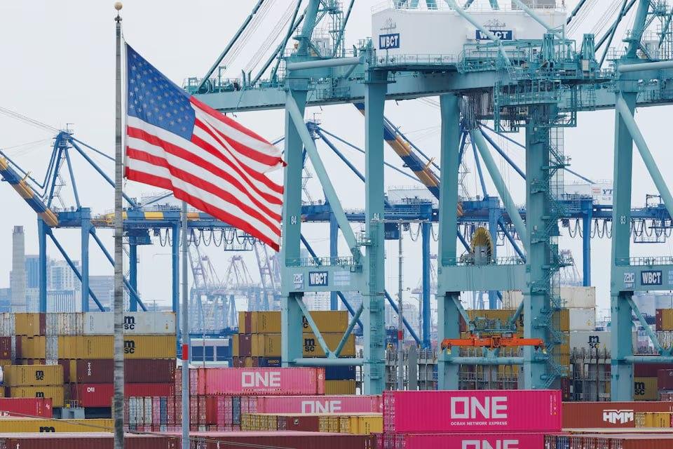 美国当地时间7月24日，特朗普政府对60个贸易伙伴征收10%或12.5%的新关税