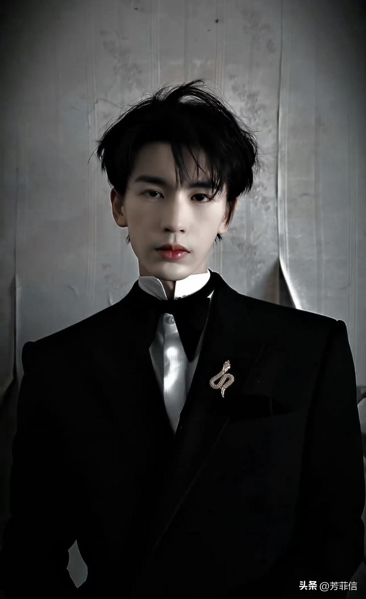 张凌赫登上五大封面本来是好事，谁曾想，舆论朝着不可控方向发展了。
因为《逐玉》的